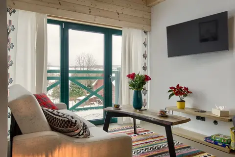 Fotel w salonie przy drzwiach balkonowych