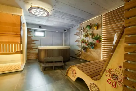 Strefa wellness z sauną, jacuzzi i drewnianym leżakiem