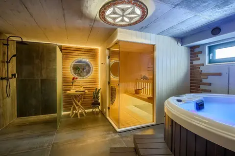 Strefa wellness z prysznicem, sauną i jacuzzi