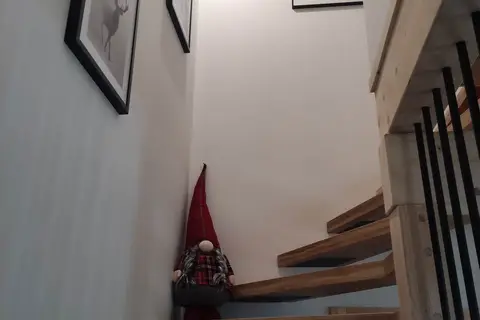 Drewniane schody z małym ozdobnym krasnalem