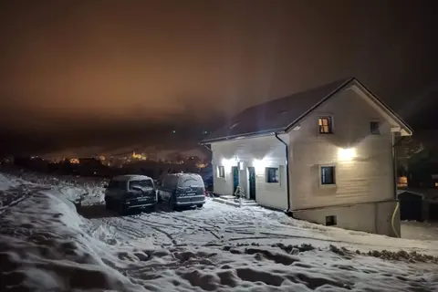Dom Dubáčik nocą, oświetlony, w śniegu