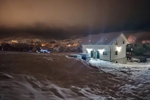 Dom Dubáčik i wieś nocą